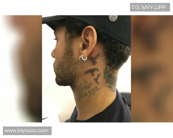 足球明星纹身眼睛图案女性风格解析与设计灵感分享