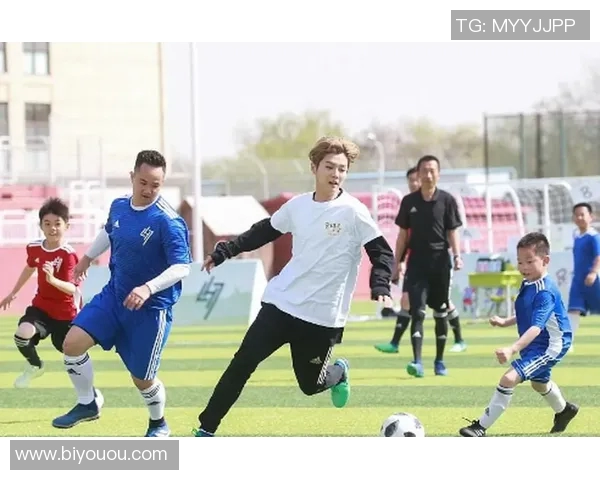 足球明星背书包的时尚瞬间展现运动与生活的完美结合